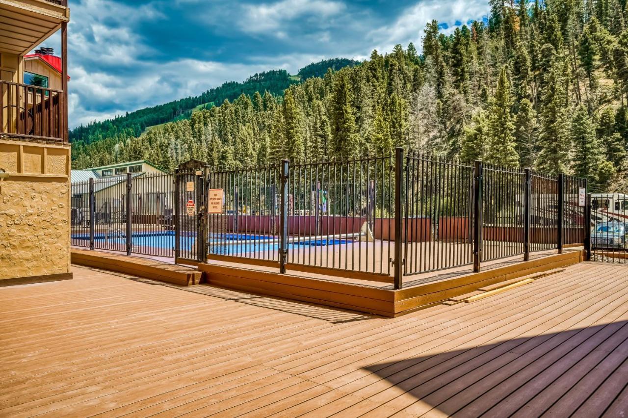 Lovely Lifts West Getaway Ред-Ривер Экстерьер фото